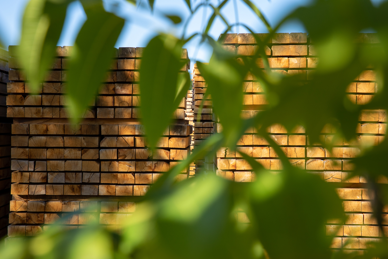 BOIS SOUS RAILPièces équarries et traverses paysagères